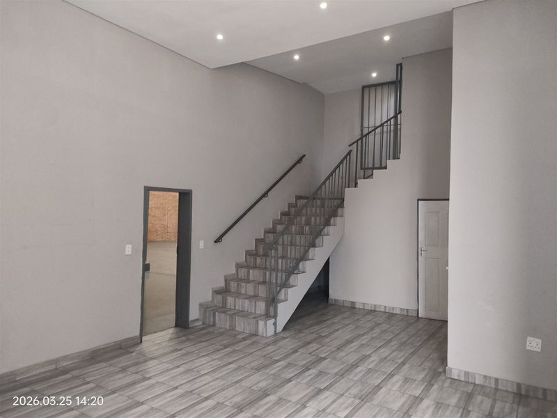 677m2  Warehouse  - TO LEASE - Photo 4
