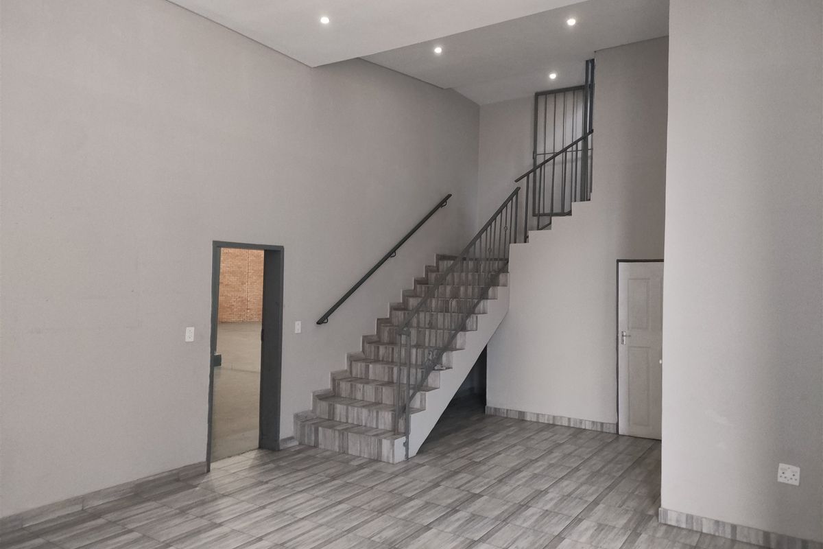 677m2  Warehouse  - TO LEASE - Photo 4