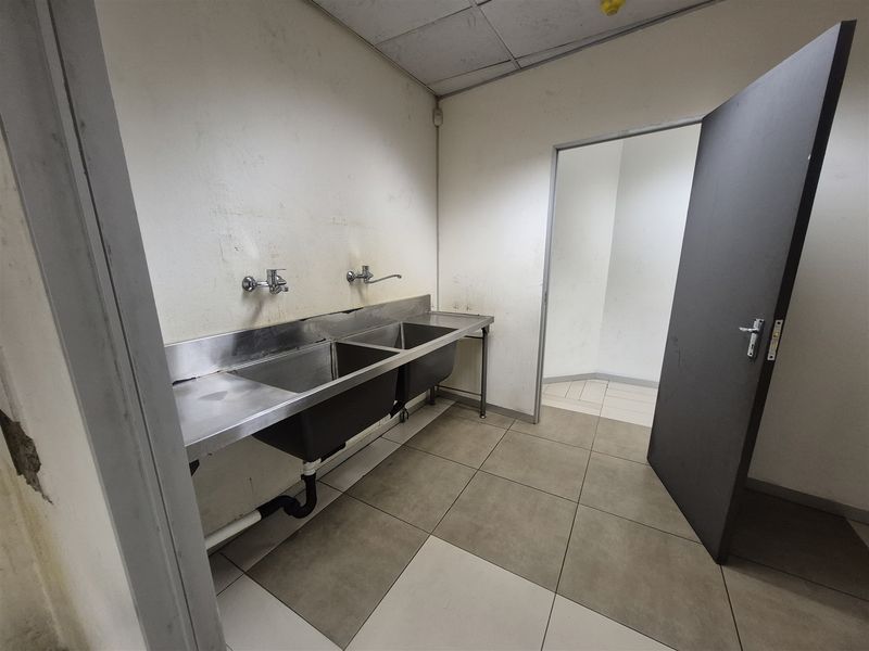 182.55m2 Office space to let in Rosebank - Photo 9