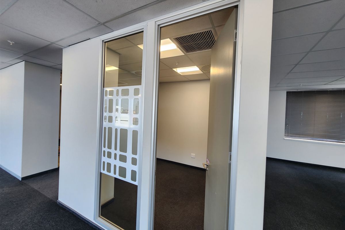 809m2 Offices to let in Rosebank - Photo 4