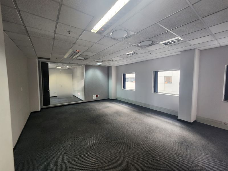 959.2 Offices to let in Rosebank Mall - Photo 5