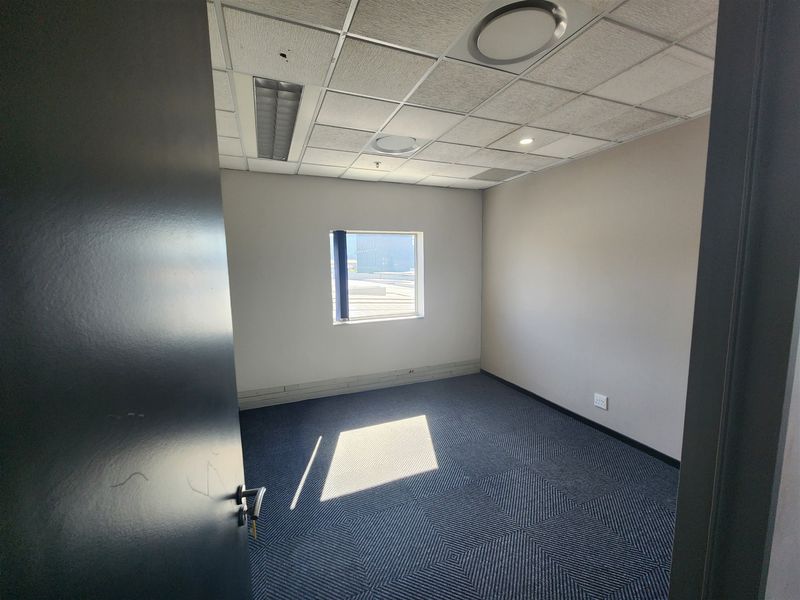 959.2 Offices to let in Rosebank Mall - Photo 4