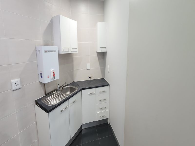 294,5sqm Offices to let in Sandown, Sandton - Photo 5