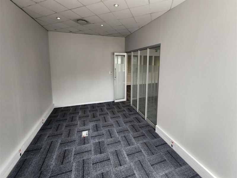 294,5sqm Offices to let in Sandown, Sandton - Photo 10