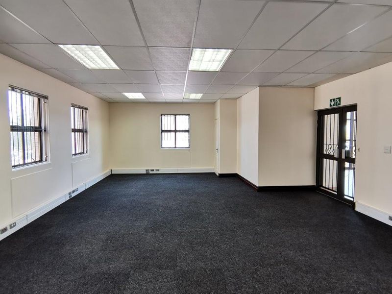 75m2 Office in Highveld - all included! - Photo 8