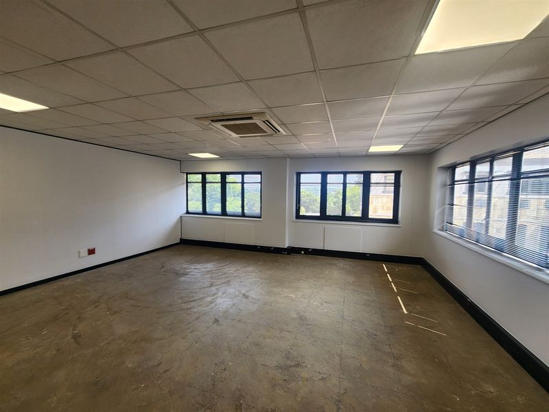 361.75sqm Offices to let in Sandown, Sandtown - Photo 5