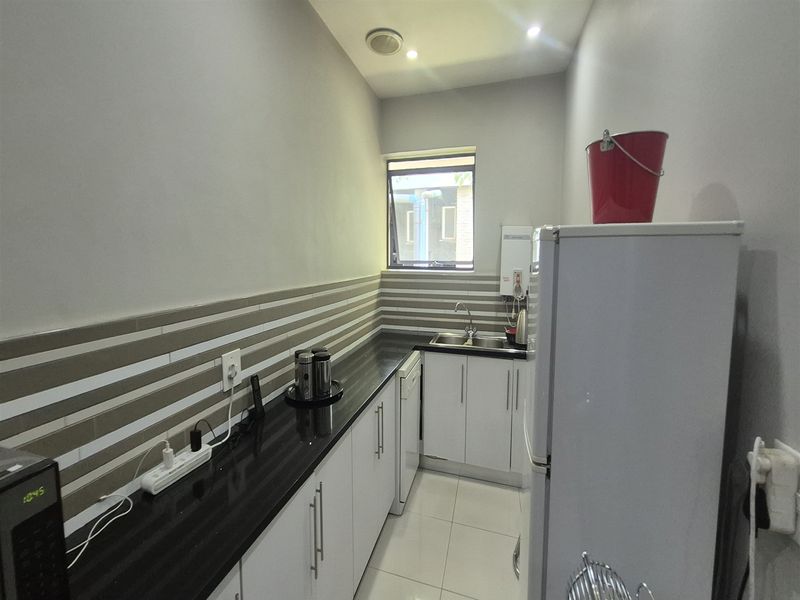 261.1 sqm Offices to Let in Illovo, Sandton - Photo 10