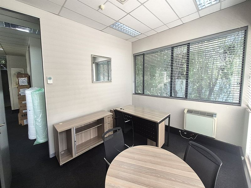 261.1 sqm Offices to Let in Illovo, Sandton - Photo 4