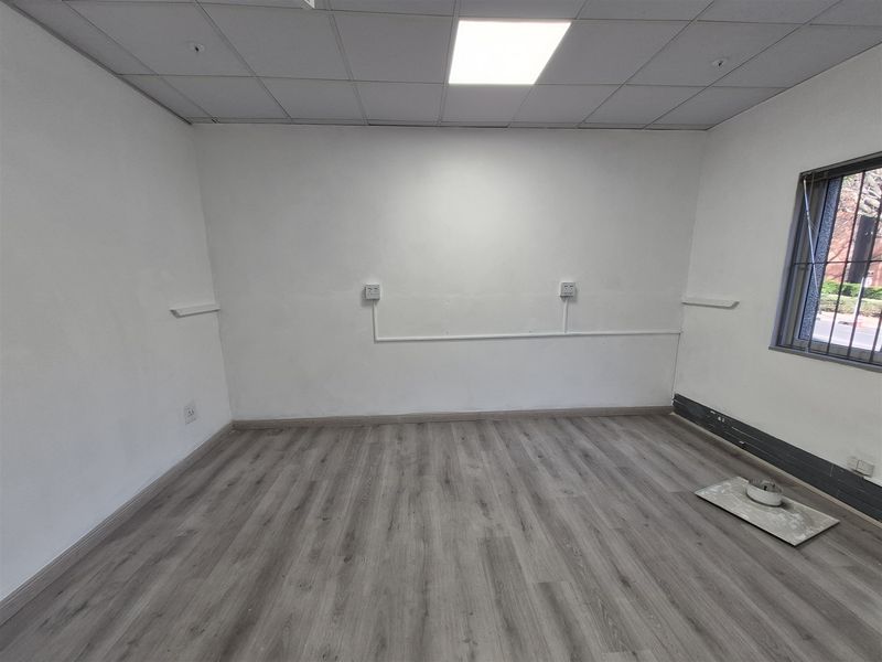 303.49sqm Offices to let in Rosebank - Photo 10