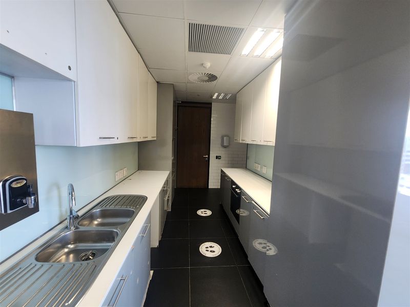 1097sqm Office space to let in Sandton - Photo 5