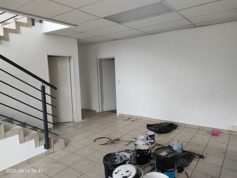 1100m2  Warehouse  - TO LEASE - Photo 10