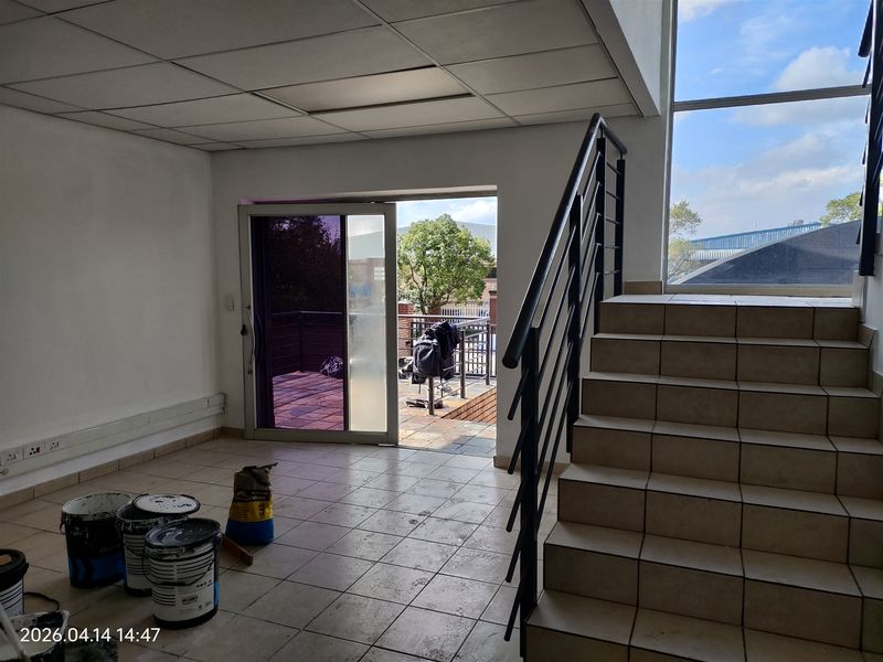 1100m2  Warehouse  - TO LEASE - Photo 9