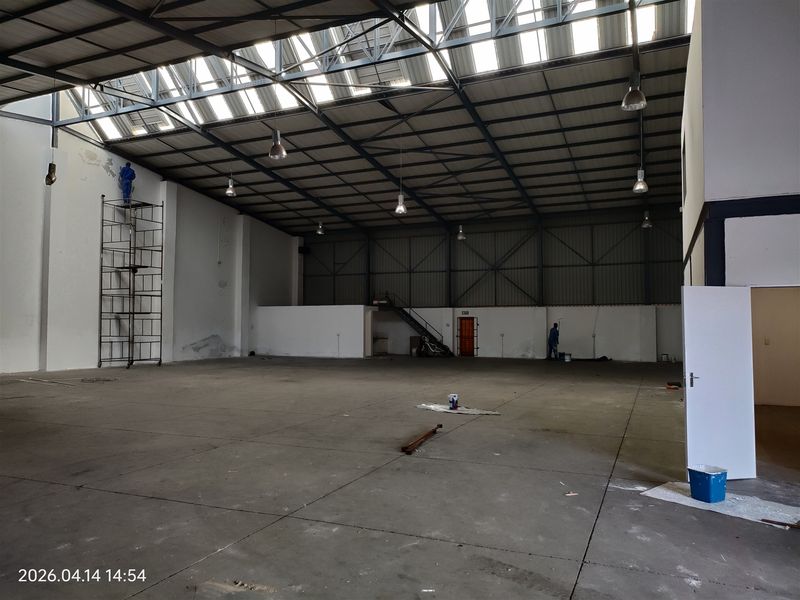 1053m2  Warehouse  - TO LEASE - Photo 9