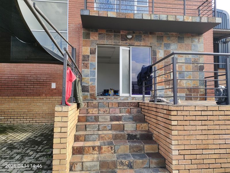 1100m2  Warehouse  - TO LEASE - Photo 3