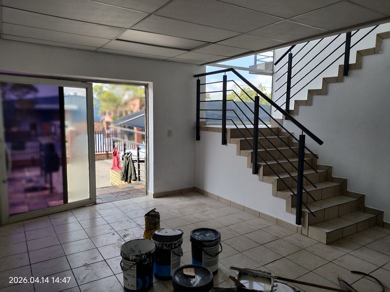 1100m2  Warehouse  - TO LEASE - Photo 8