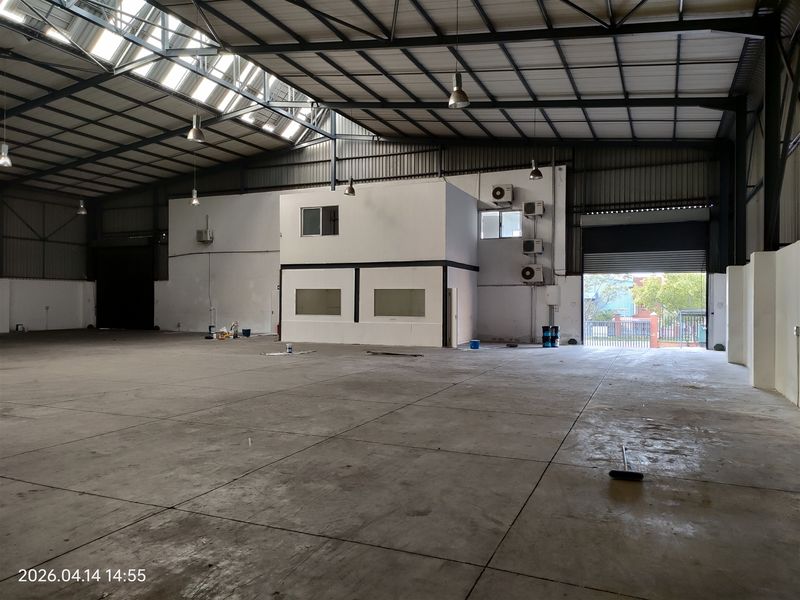 1053m2  Warehouse  - TO LEASE - Photo 10
