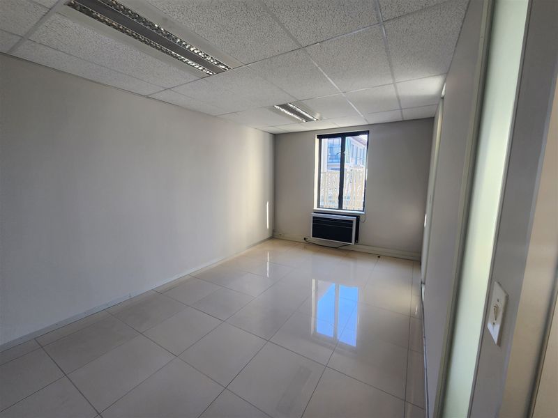 556.06sqm Offices to let in Sandton - Photo 4