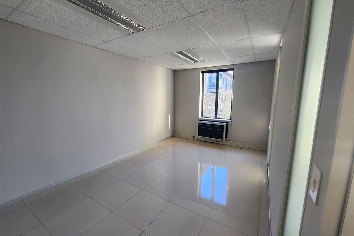 556.06sqm Offices to let in Sandton - Photo 4