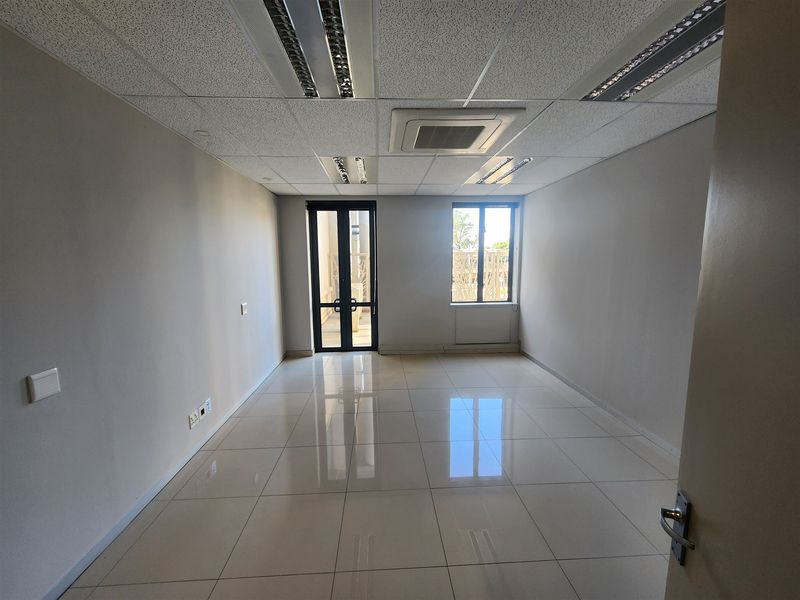 556.06sqm Offices to let in Sandton - Photo 5