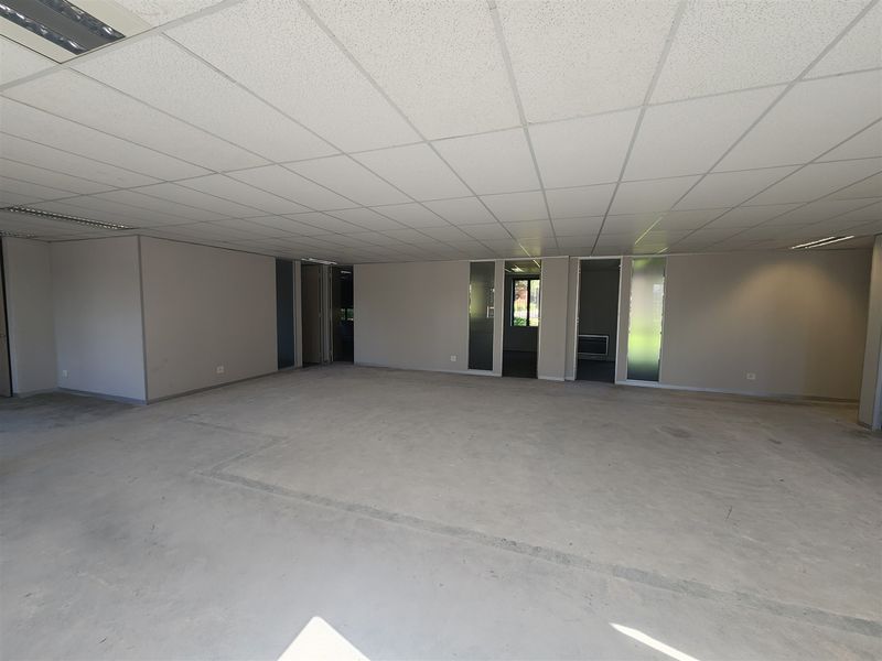 556.06sqm Offices to let in Sandton - Photo 3