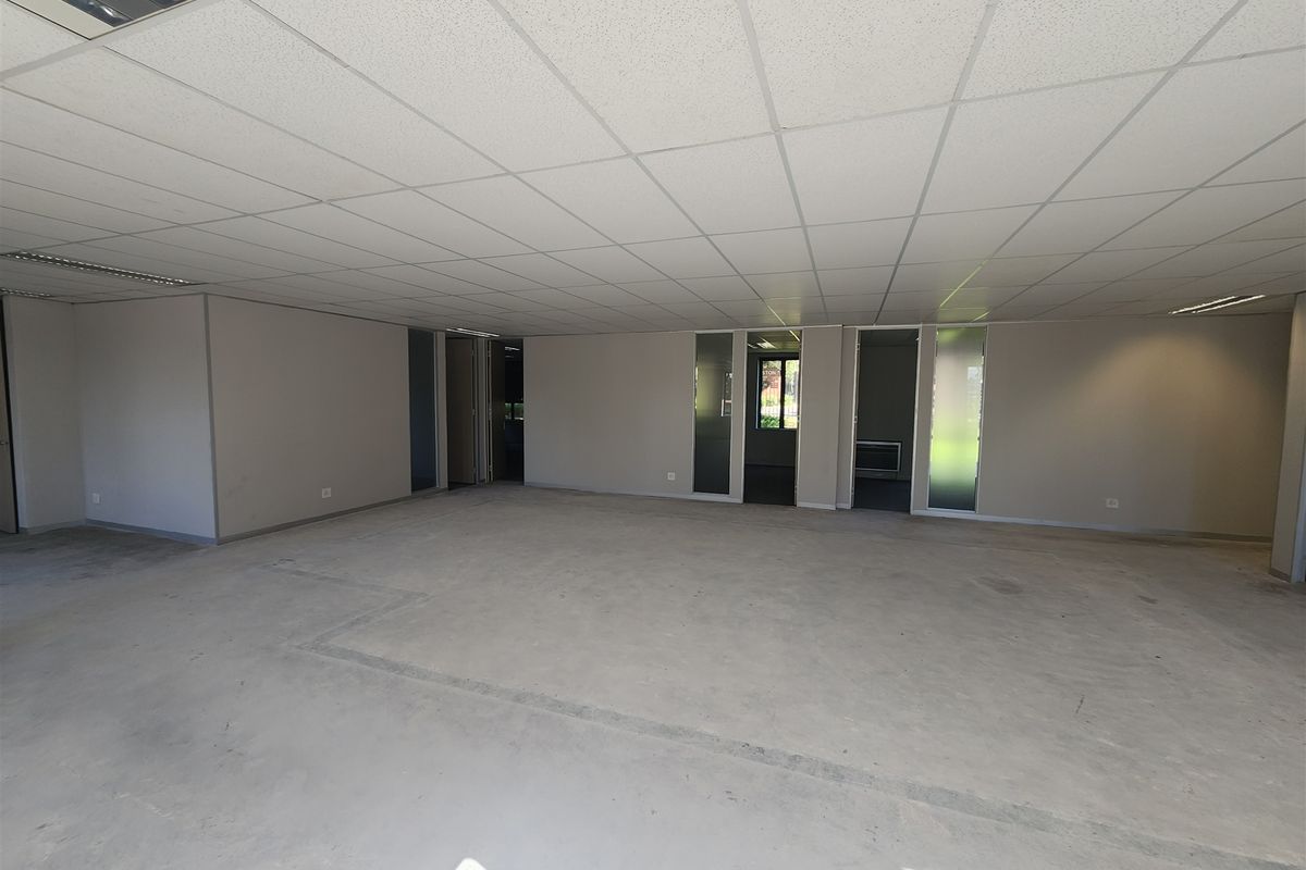 556.06sqm Offices to let in Sandton - Photo 3