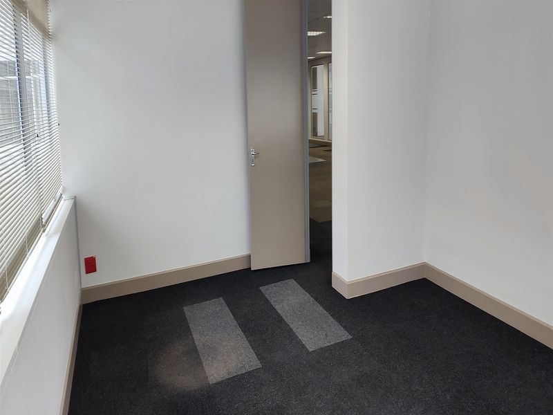 937.6sqm Offices to let in Illovo - Photo 8