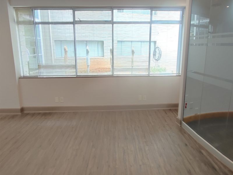 937.6sqm Offices to let in Illovo - Photo 6