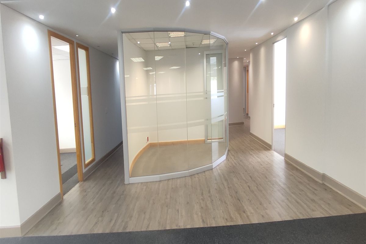 937.6sqm Offices to let in Illovo - Photo 3