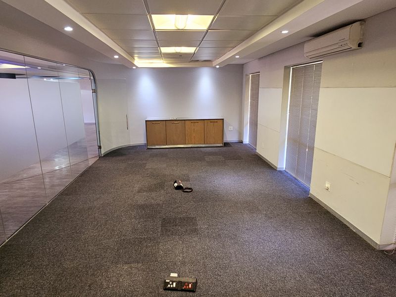 Open plan space to let in Woodmead Office Park - Photo 3
