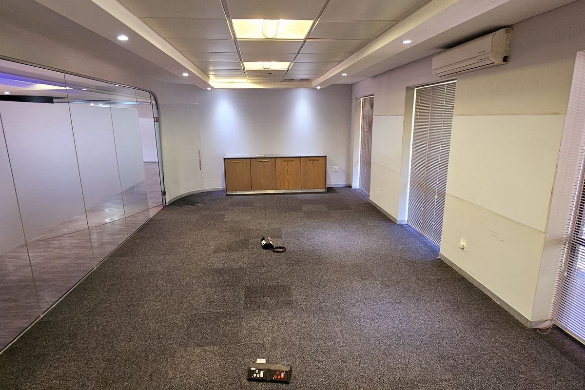 Open plan space to let in Woodmead Office Park - Photo 3
