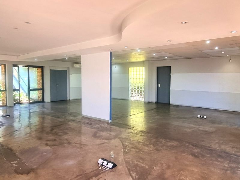 Open plan space to let in Woodmead Office Park - Photo 10