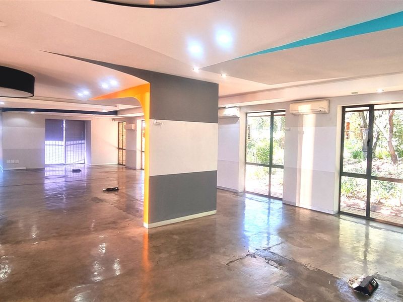Open plan space to let in Woodmead Office Park - Photo 9