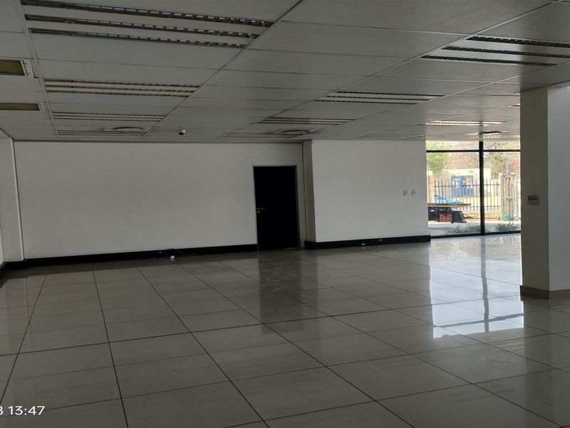 954m2  Warehouse  - TO LEASE - Photo 6