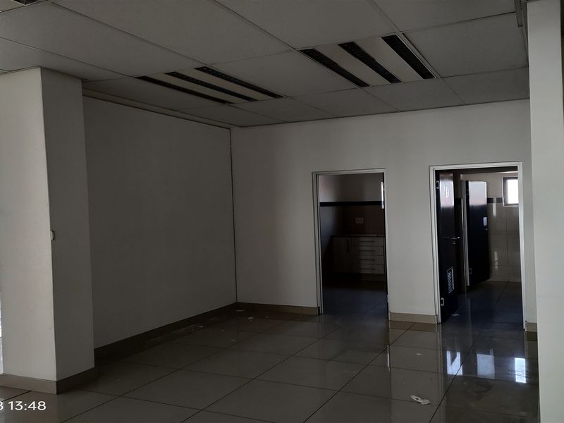 954m2  Warehouse  - TO LEASE - Photo 9