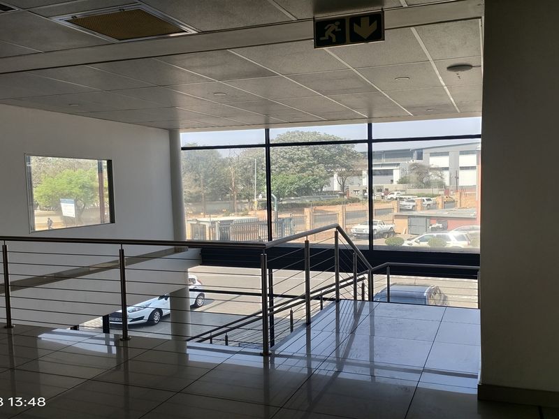 954m2  Warehouse  - TO LEASE - Photo 8