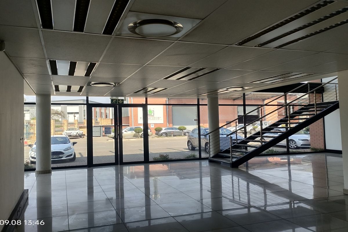954m2  Warehouse  - TO LEASE - Photo 4