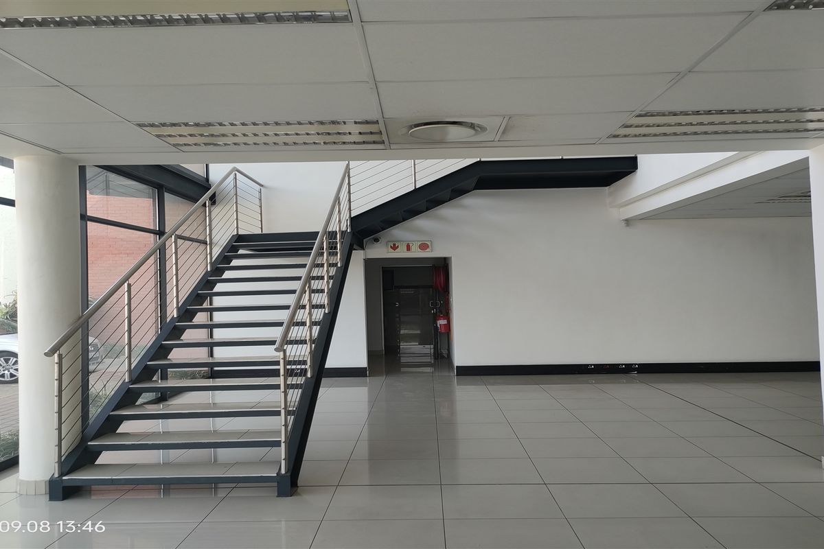 954m2  Warehouse  - TO LEASE - Photo 3