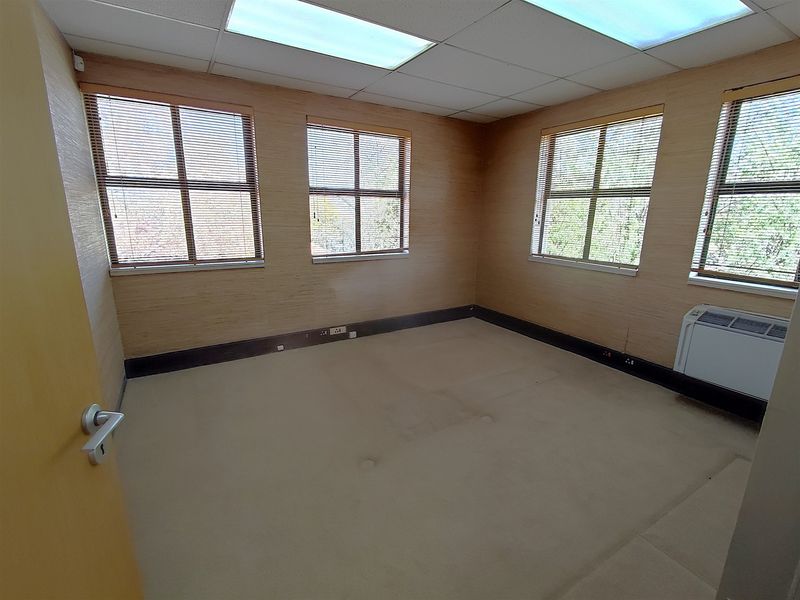 162.7sqm Offices to let in Dunkeld - Photo 5