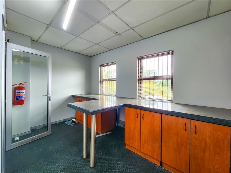 262m2 First Floor Office to let in Allen's Nek - Photo 7