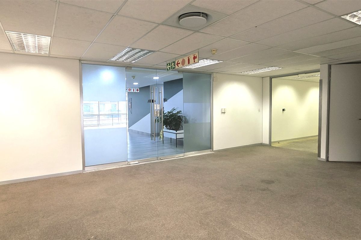 Office space to let in The Woodlands - Photo 3