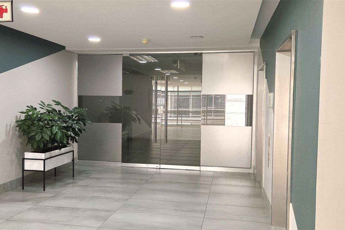 Office space to let in The Woodlands - Photo 2