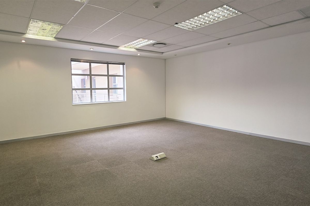 Office space to let in The Woodlands - Photo 5