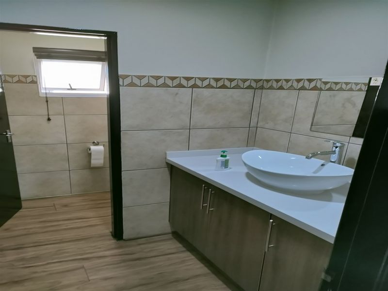 1034m2  Warehouse  - TO LEASE - Photo 8