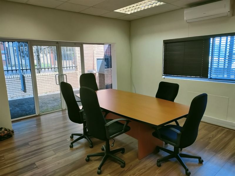 1034m2  Warehouse  - TO LEASE - Photo 4