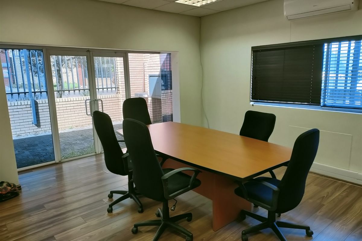 1034m2  Warehouse  - TO LEASE - Photo 4