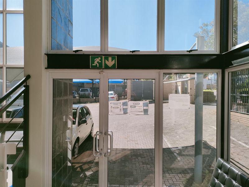 1034m2  Warehouse  - TO LEASE - Photo 2