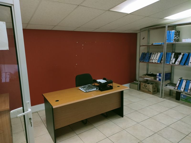 1034m2  Warehouse  - TO LEASE - Photo 5