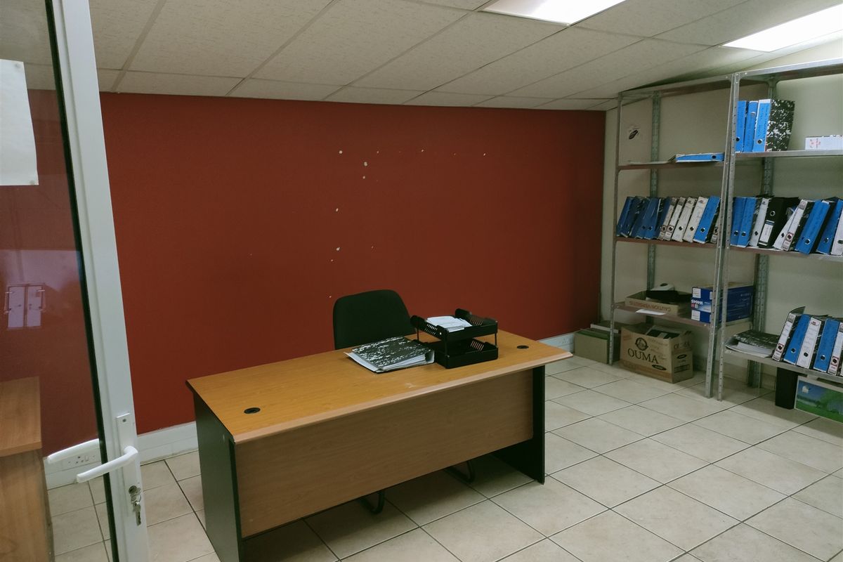 1034m2  Warehouse  - TO LEASE - Photo 5