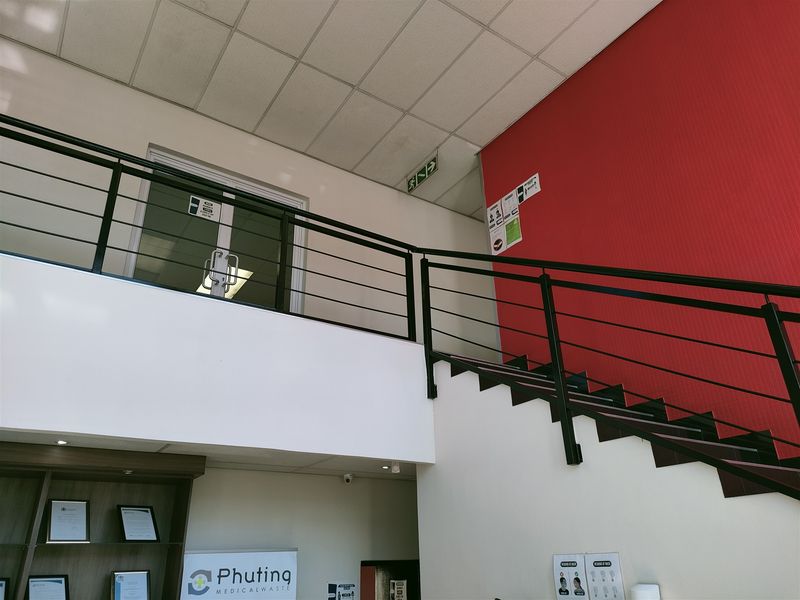 1034m2  Warehouse  - TO LEASE - Photo 3