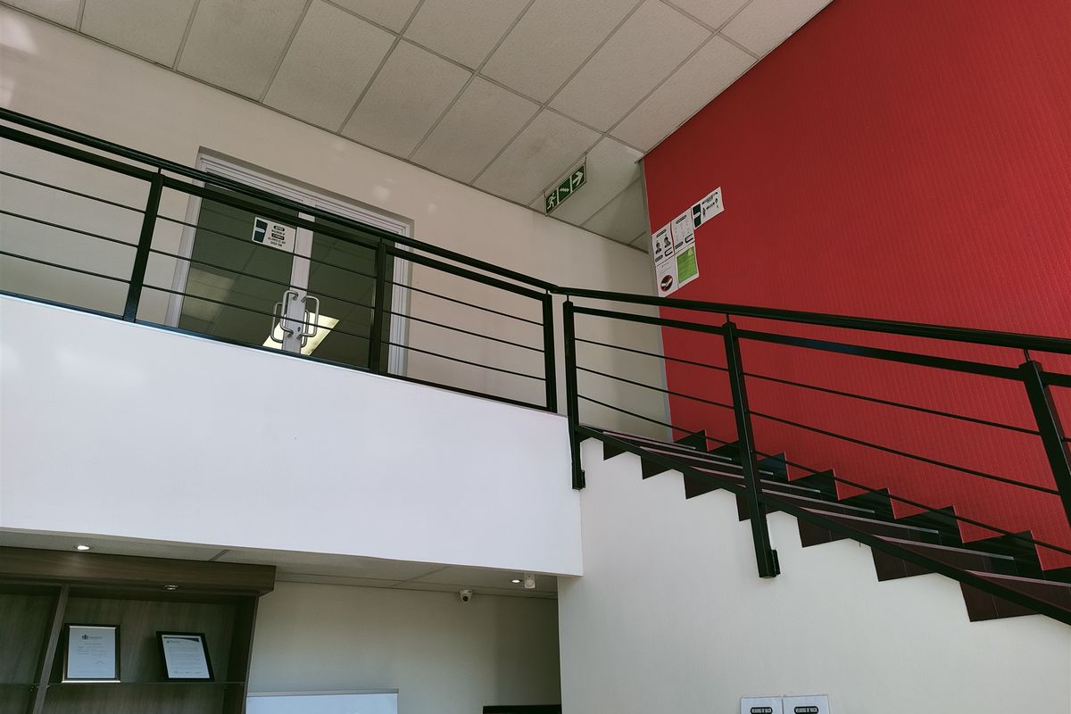 1034m2  Warehouse  - TO LEASE - Photo 3